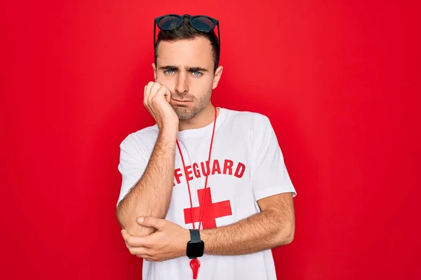 Guapo Salvavidas Con Camiseta Con Cruz Roja Silbato Sobre Fondo —  Fotos de Stock