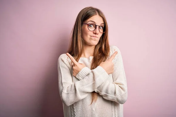 Joven Hermosa Pelirroja Vistiendo Suéter Casual Gafas Sobre Fondo Rosa — Foto de Stock