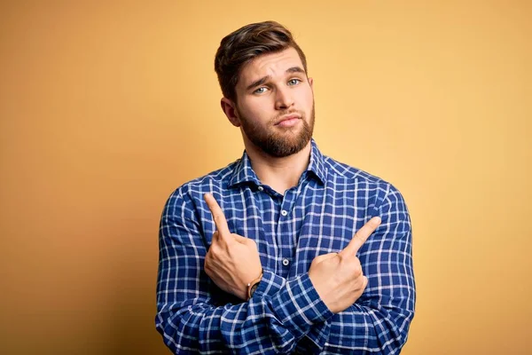 Jonge Blonde Zakenman Met Baard Blauwe Ogen Dragen Shirt Gele — Stockfoto