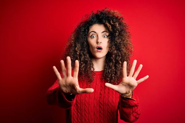 Junge Schöne Frau Mit Lockigem Haar Und Piercing Trägt Lässigen — Stockfoto