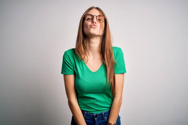 Junge Schöne Rothaarige Frau Lässigem Grünem Shirt Und Brille Vor — Stockfoto