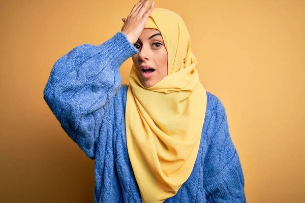 Joven Hermosa Morena Musulmana Mujer Con Hiyab Árabe Sobre Aislado — Foto de Stock