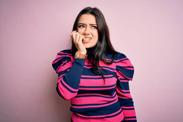 Jonge Brunette Elegante Vrouw Dragen Gestreept Shirt Roze Geïsoleerde Achtergrond — Stockfoto