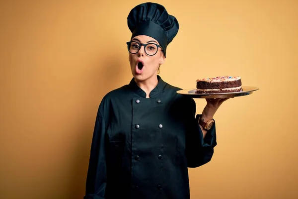 Jeune Belle Femme Boulangère Brune Portant Uniforme Cuisinière Chapeau Tenant — Photo