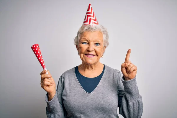 Senior Schöne Grauhaarige Frau Feiert Geburtstag Trägt Lustigen Hut Mit — Stockfoto