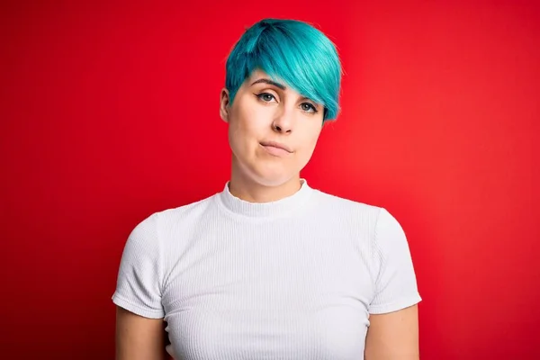 Mavi Saçlı Genç Bir Kadın Kırmızı Arka Planda Rahat Tişört — Stok fotoğraf