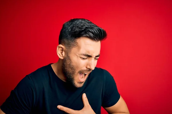 Giovane Bell Uomo Indossa Casual Shirt Nera Piedi Sopra Isolato — Foto Stock