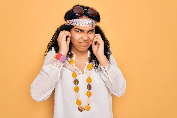 Jeune Femme Hippie Frisée Afro Américaine Portant Des Lunettes Soleil — Photo