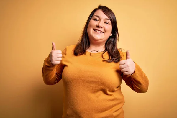 Beautiful Brunette Size Woman Wearing Casual Sweater Isolated Yellow Background — Stock Photo, Image