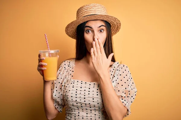 Jovem Bela Mulher Morena Férias Usando Chapéu Verão Bebendo Suco — Fotografia de Stock