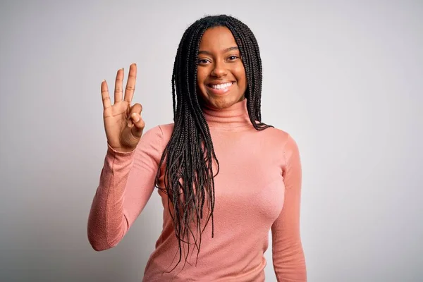 Joven Mujer Afroamericana Pie Casual Fresco Sobre Fondo Aislado Blanco — Foto de Stock