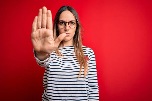 Ung Vacker Blond Kvinna Med Blå Ögon Bär Glasögon Stående — Stockfoto