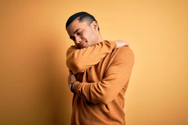 Jovem Brasileiro Vestindo Camisola Casual Sobre Fundo Amarelo Isolado Abraçando — Fotografia de Stock