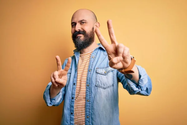 Bonito Homem Careca Com Barba Vestindo Jaqueta Ganga Casual Camiseta — Fotografia de Stock