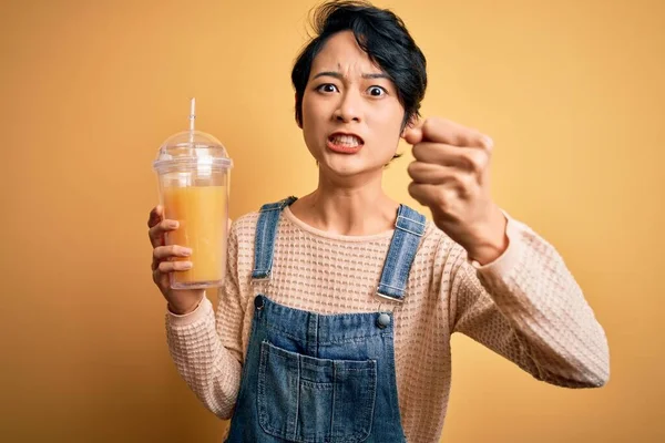 Sağlıklı Portakal Suyu Içen Genç Güzel Çinli Bir Kadın Izole — Stok fotoğraf