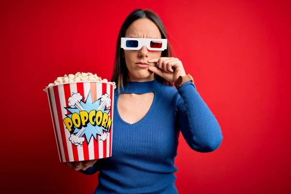 Giovane Donna Bionda Che Indossa Occhiali Mangia Pacchetto Popcorn Guardando — Foto Stock