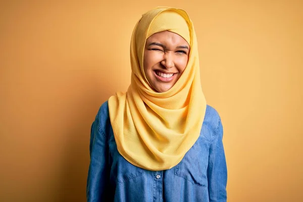 Joven Hermosa Mujer Con Pelo Rizado Usando Árabe Hijab Tradicional — Foto de Stock