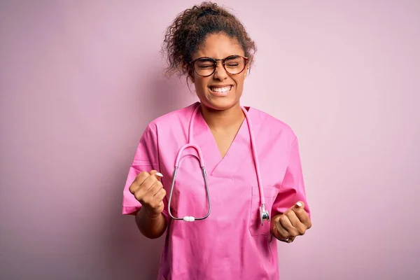 Infirmière Afro Américaine Portant Uniforme Médical Stéthoscope Sur Fond Rose — Photo