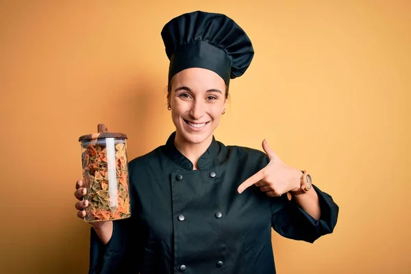 Jovem Bela Chef Mulher Vestindo Uniforme Fogão Chapéu Segurando Garrafa — Fotografia de Stock