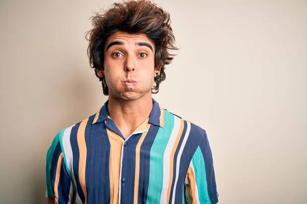 Hombre Joven Vacaciones Con Camisa Colorida Verano Pie Sobre Fondo —  Fotos de Stock