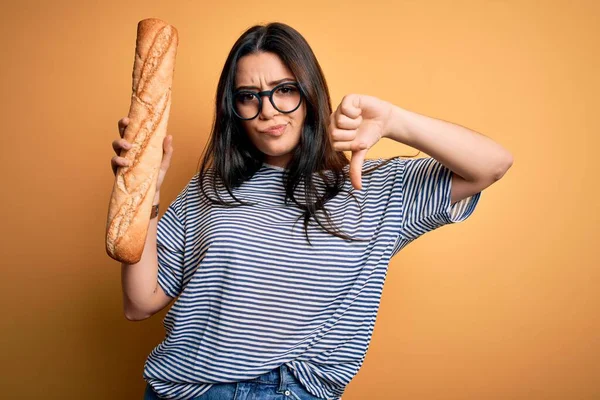 Ung Brunett Kvinna Som Håller Hemlagad Färskt Bröd Baguette Över — Stockfoto