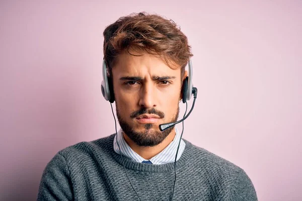 Junger Callcenter Agent Mit Bart Kopfhörer Über Isoliertem Rosa Hintergrund — Stockfoto