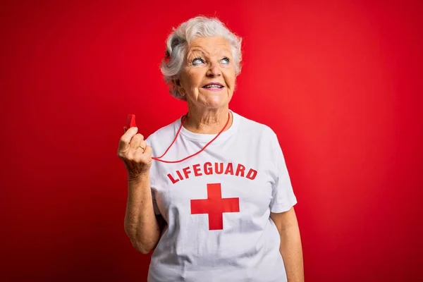 Senior Schöne Grauhaarige Rettungsschwimmerin Trägt Shirt Mit Rotem Kreuz Mit — Stockfoto