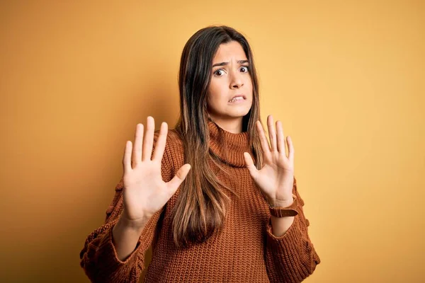 Jong Mooi Meisje Dragen Casual Trui Staan Geïsoleerde Gele Achtergrond — Stockfoto