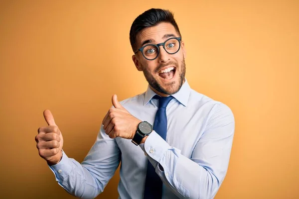 Jovem Empresário Bonito Vestindo Gravata Óculos Sobre Fundo Amarelo Apontando — Fotografia de Stock