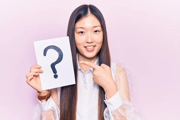 Jovem Mulher Chinesa Bonita Segurando Ponto Interrogação Sorrindo Feliz Apontando — Fotografia de Stock