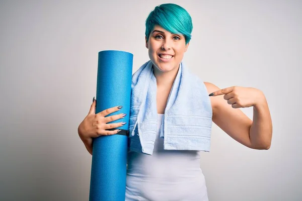 Giovane Donna Sportiva Con Tappetino Blu Capelli Moda Dopo Yoga — Foto Stock