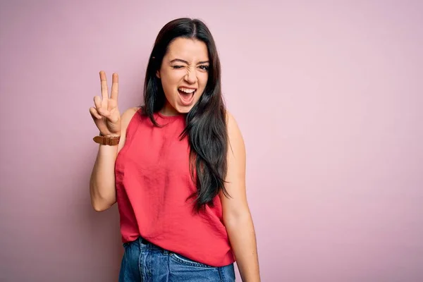 Mulher Morena Jovem Vestindo Camisa Verão Casual Sobre Fundo Isolado — Fotografia de Stock