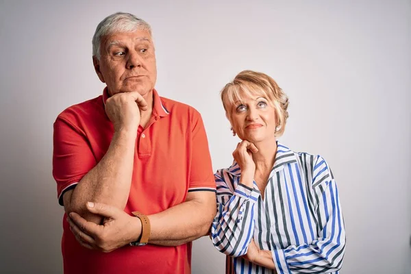 Senior Vackra Par Står Tillsammans Över Isolerad Vit Bakgrund Med — Stockfoto