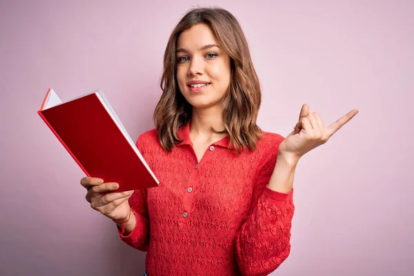 Mladé Blondýny Student Dívka Čtení Knihy Přes Růžové Izolované Pozadí — Stock fotografie