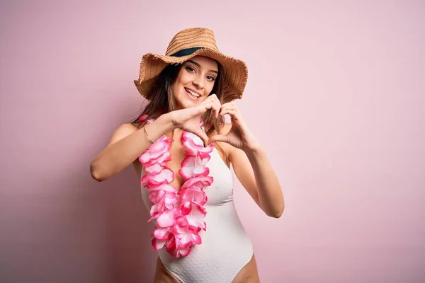 Junge Schöne Brünette Frau Urlaub Badeanzug Und Hawaii Blumen Lei — Stockfoto