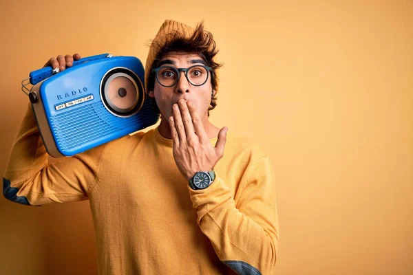 Joven Hombre Guapo Sosteniendo Radio Vintage Pie Sobre Boca Cubierta —  Fotos de Stock