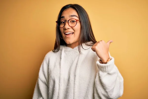 Joven Hermosa Mujer Asiática Vistiendo Suéter Casual Gafas Sobre Fondo — Foto de Stock