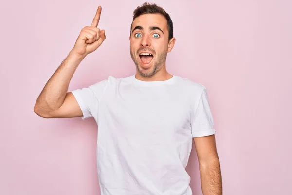 Homem Bonito Com Olhos Azuis Vestindo Casual Shirt Branca Sobre — Fotografia de Stock