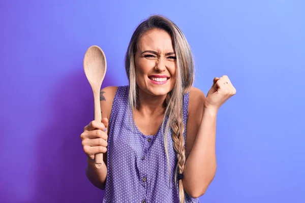 Young Beautiful Blonde Woman Holding Wooden Spoon Isolated Purple Background — Stock Photo, Image