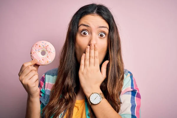 Joven Hermosa Morena Comiendo Donut Rosa Dulce Sobre Fondo Aislado —  Fotos de Stock