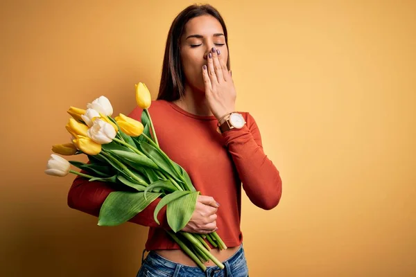 Young Beautiful Brunette Woman Holding Bouquet Tulips Flowers Yellow Background — Stock Photo, Image