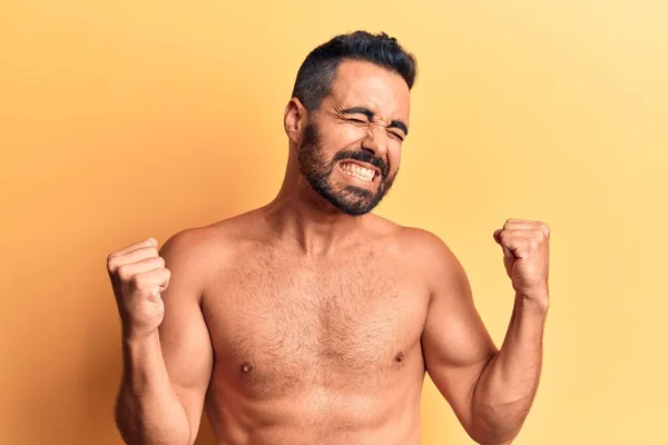 Homem Hispânico Jovem Sem Camisa Muito Feliz Animado Fazendo Gesto — Fotografia de Stock