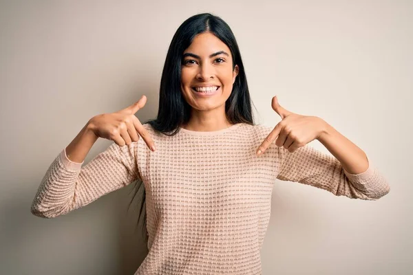 Junge Schöne Hispanische Frau Trägt Eleganten Rosa Pullover Über Isoliertem — Stockfoto