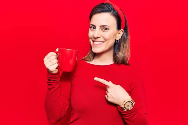 Jovem Bela Mulher Segurando Café Sorrindo Feliz Apontando Com Mão — Fotografia de Stock