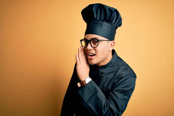 Jovem Chef Brasileiro Vestindo Uniforme Fogão Chapéu Sobre Fundo Amarelo — Fotografia de Stock