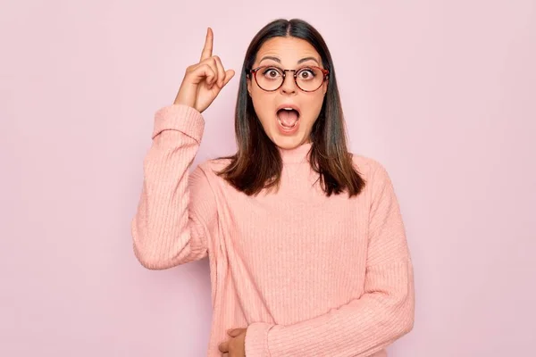 Young Beautiful Brunette Woman Wearing Casual Sweater Glasses Pink Background — Stock Photo, Image