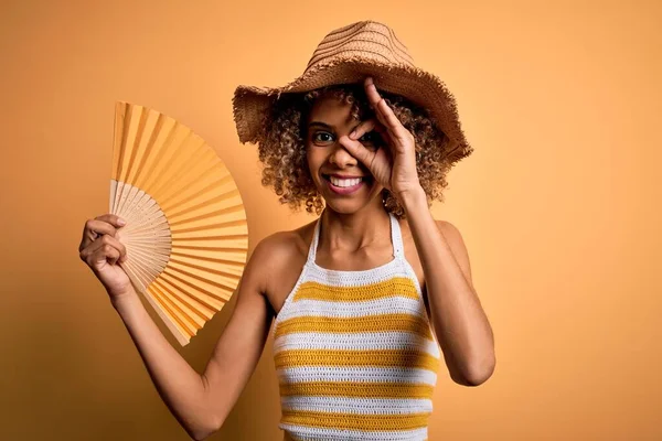 Afričanky Americká Turistka Kudrnaté Dovolené Sobě Letní Klobouk Pomocí Ruční — Stock fotografie