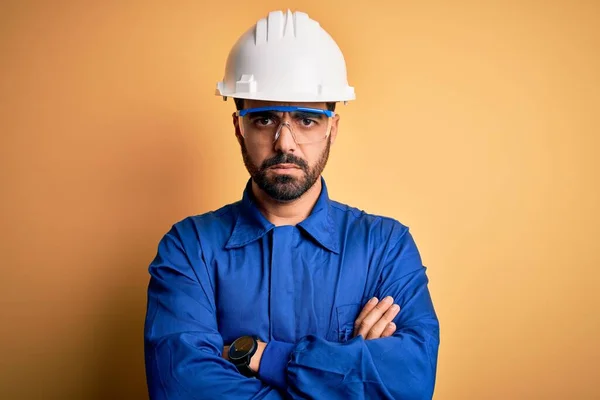 Mechaniker Mit Bart Blauer Uniform Und Schutzbrille Vor Gelbem Hintergrund — Stockfoto