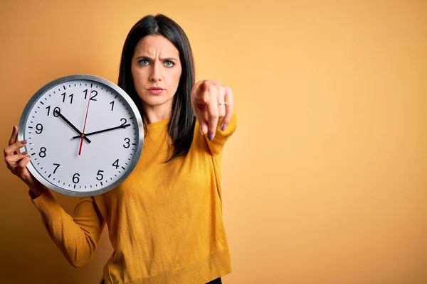 Giovane Donna Con Gli Occhi Azzurri Fare Conto Alla Rovescia — Foto Stock