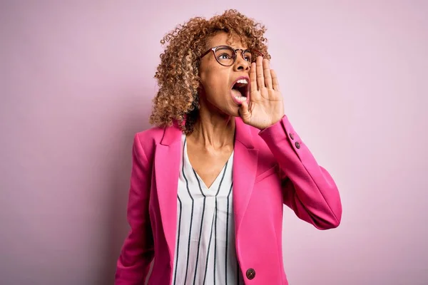 Jovem Empresária Afro Americana Vestindo Óculos Sobre Fundo Rosa Gritando — Fotografia de Stock